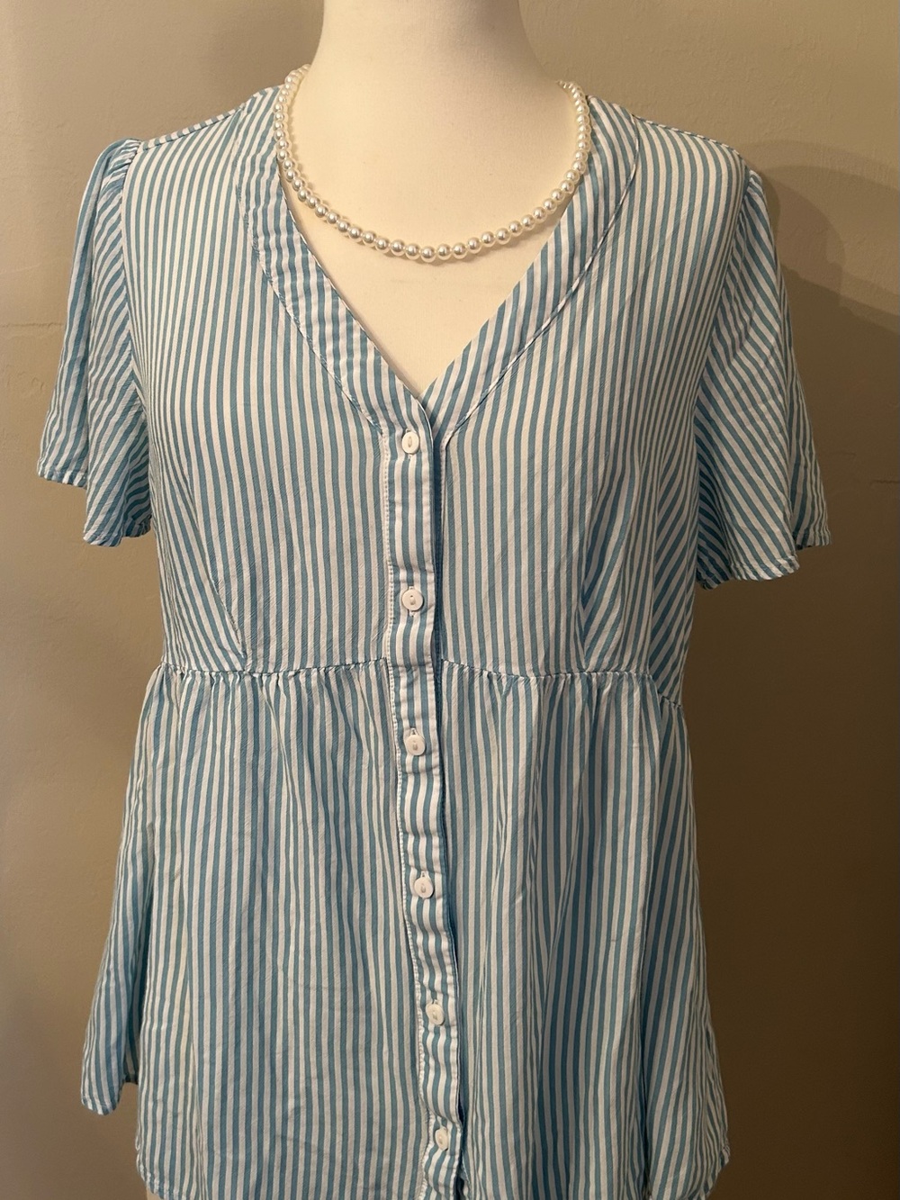 Ingrid & Isabel Light Blue White Button Down V Neck Maternity Shirt Top Size M - Picture 2 of 9